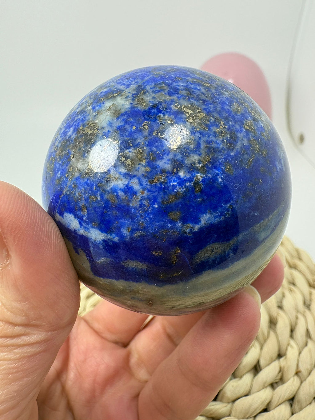 Esfera de lapislázuli pulido de intenso color azul y bellas inclusiones naturales. Pieza única ideal para colección, decoración o uso energético.