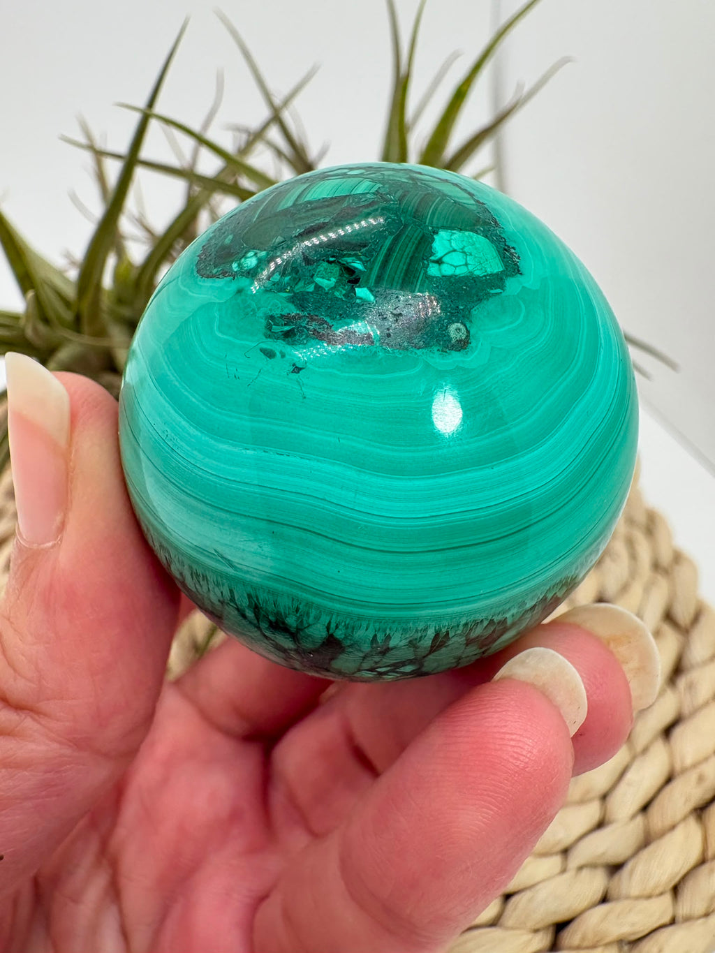 Esfera de malaquita natural de gran belleza, con vetas concéntricas intensas en tonos verdes&nbsp; que crean un patrón único e hipnótico.