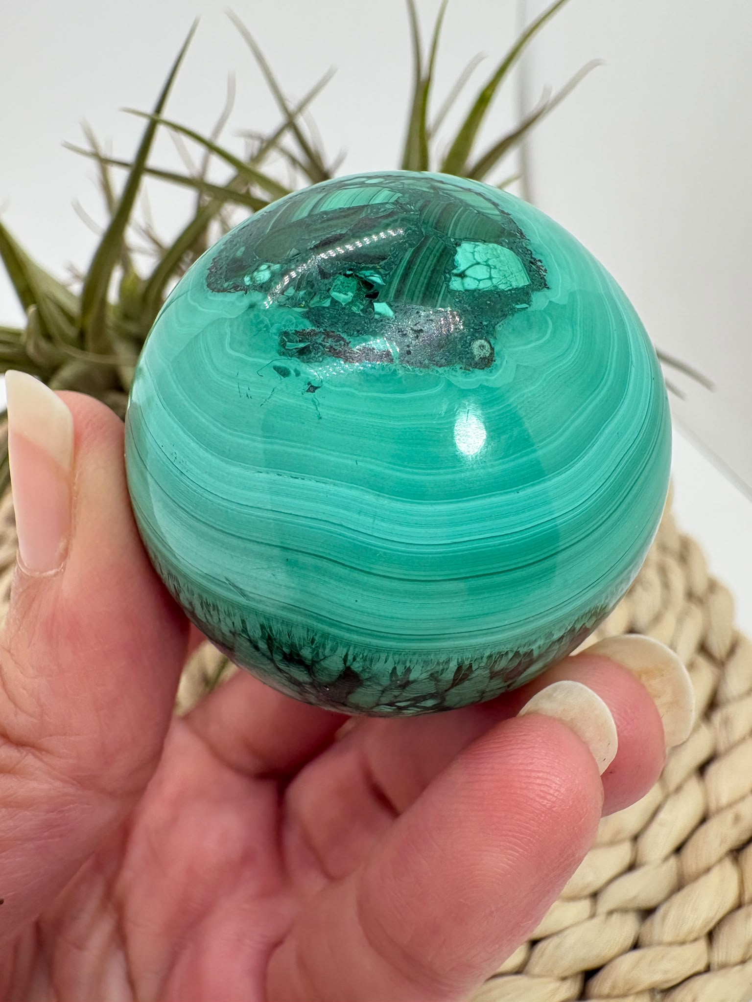 Esfera de malaquita natural de gran belleza, con vetas concéntricas intensas en tonos verdes&nbsp; que crean un patrón único e hipnótico.