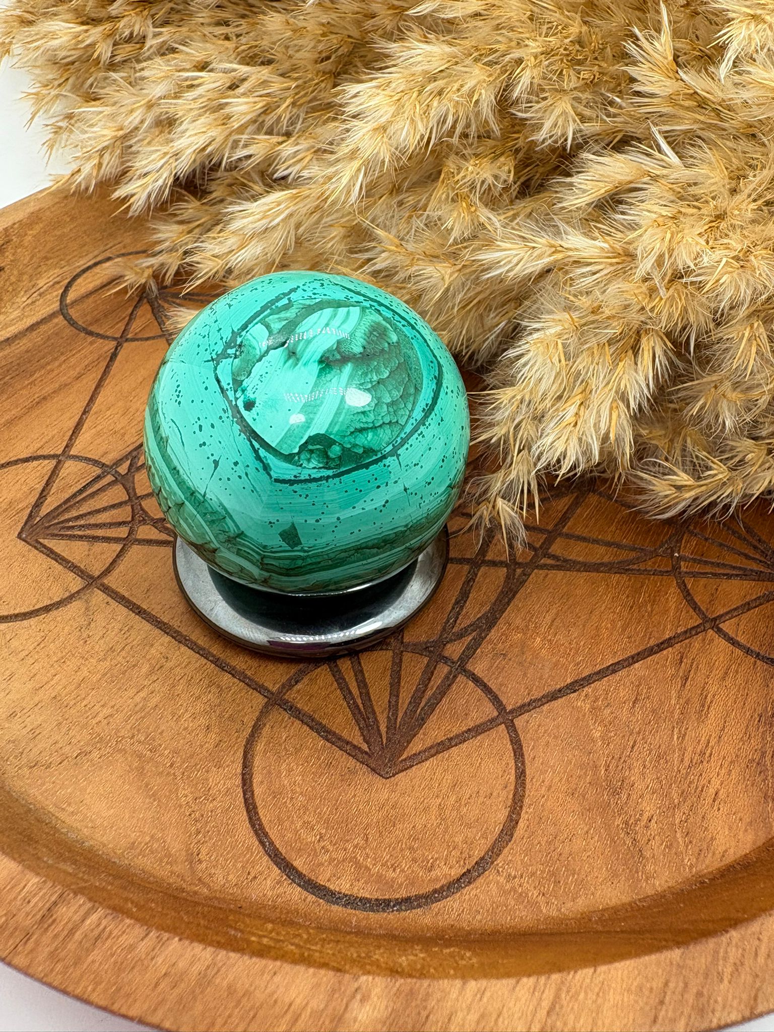  preciosa esfera de malaquita natural con,  ideal para terapias de chakra corazon, ideal para decoracion espiritual. piedra natural