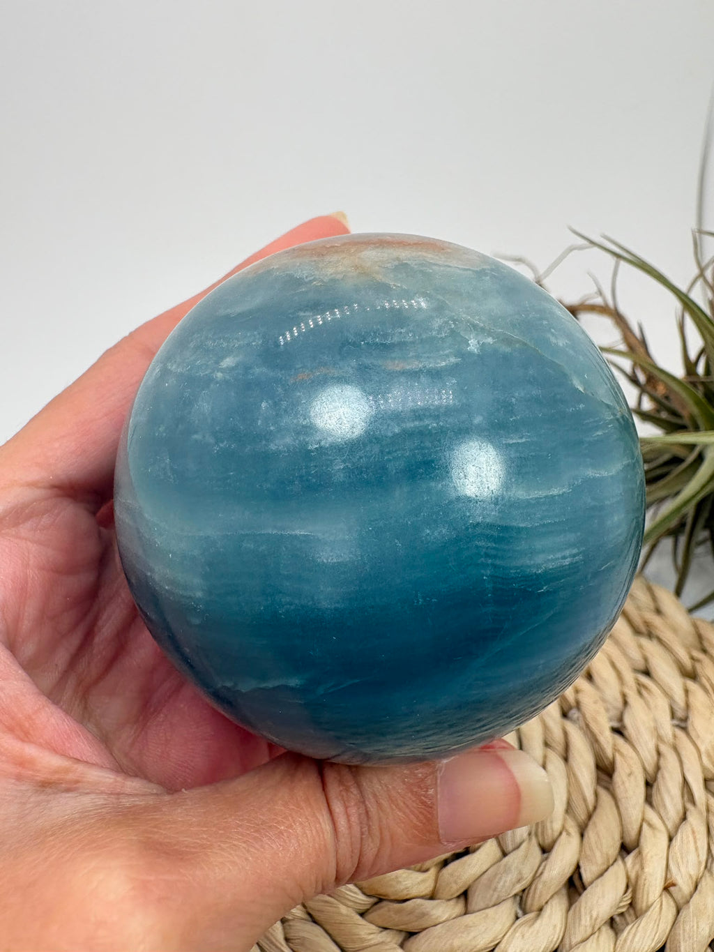 Esfera de ónix azul natural con preciosas bandas y tonalidades azules. Pieza única de acabado pulido, asociada con la calma y la serenidad.