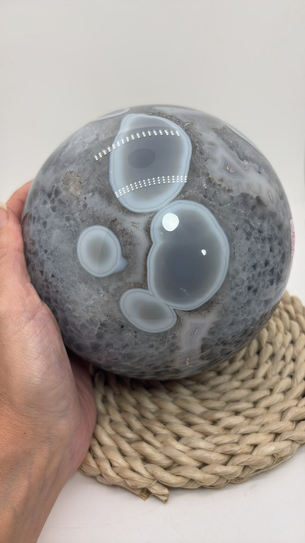 Esfera gigante de ágata natural completamente pulida, de 14 cm y 3,617 kg. Pieza única con preciosas bandas y zonas cristalizadas.