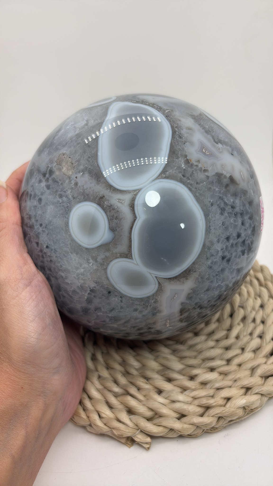 Esfera gigante de ágata natural completamente pulida, de 14 cm y 3,617 kg. Pieza única con preciosas bandas y zonas cristalizadas.