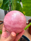 Esfera de cuarzo rosa natural de excelente calidad y precioso color, con 7 cm de diámetro. Una pieza única, ideal para decoración, meditación, coleccionismo o como regalo especial. Descúbrela en La Hada de las Piedras.