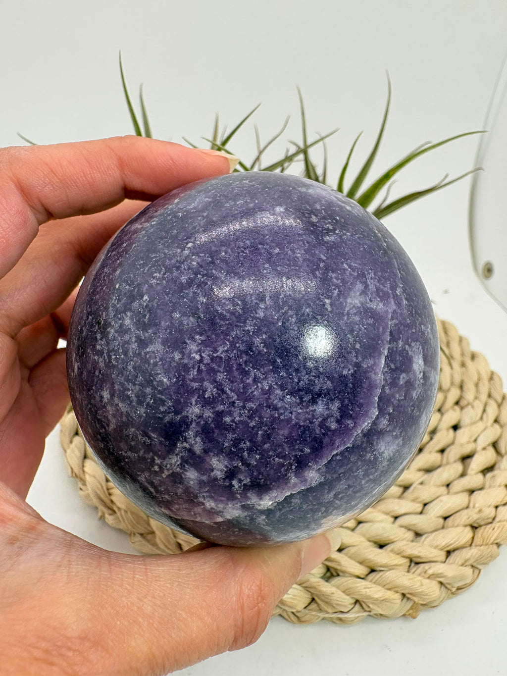 Esfera de lepidolita natural en tonos lilas, asociada con la calma, el equilibrio emocional y la relajación. Pieza única con acabado pulido.