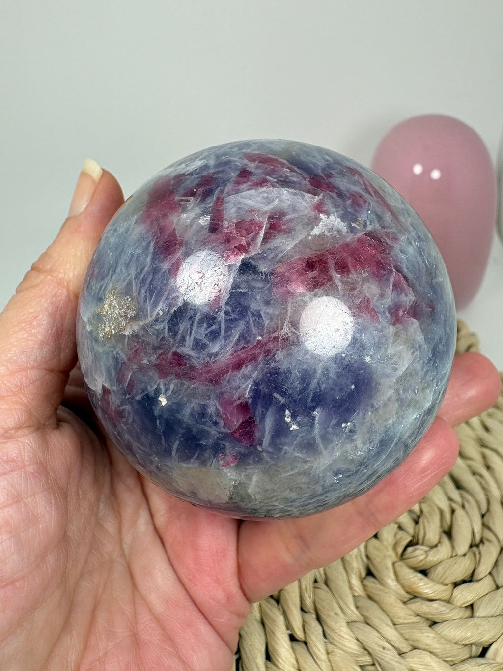 Esfera de piedra unicornio con lepidolita, turmalina rosa, cuarzo, cuarzo ahumado y mica. Una pieza única de preciosos tonos lilas y rosados.