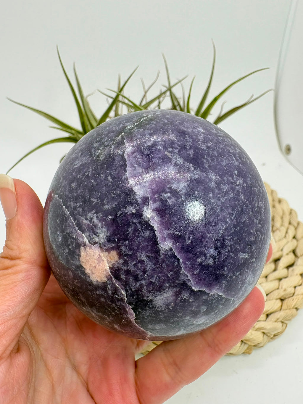 Esfera de lepidolita natural en tonos lilas, asociada con la calma, el equilibrio emocional y la relajación. Pieza única con acabado pulido.