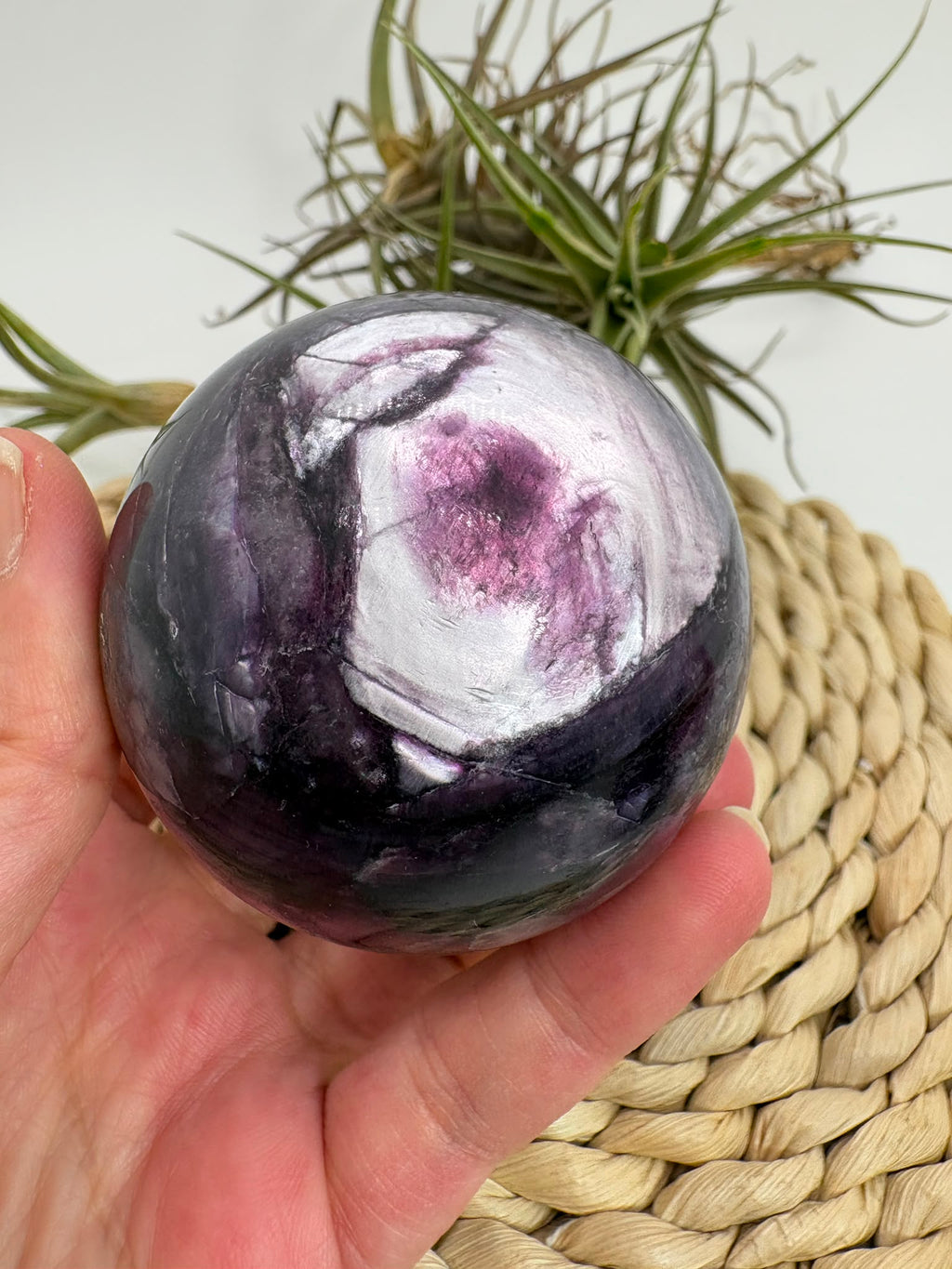 Mica lepidolita con litio natural, de intensos tonos violetas y reflejos plateados. Una pieza espiritual asociada a la calma y la transformación.