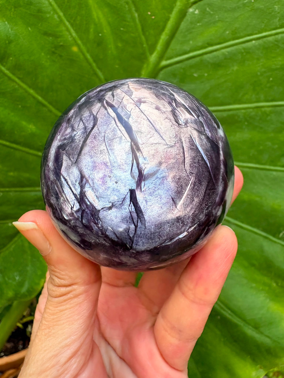 Mica lepidolita con litio natural, de intensos tonos violetas y reflejos plateados. Una pieza espiritual asociada a la calma y la transformación.