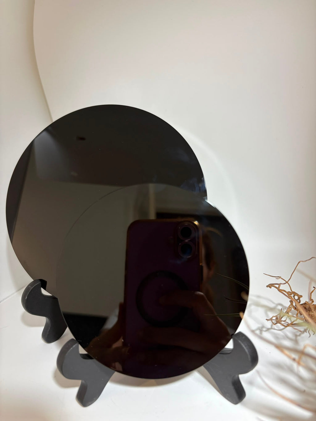 Espejo elaborado en obsidiana negra de México de gran calidad, cuidadosamente pulido hasta conseguir una superficie lisa, brillante y con un excelente nivel de reflejo.