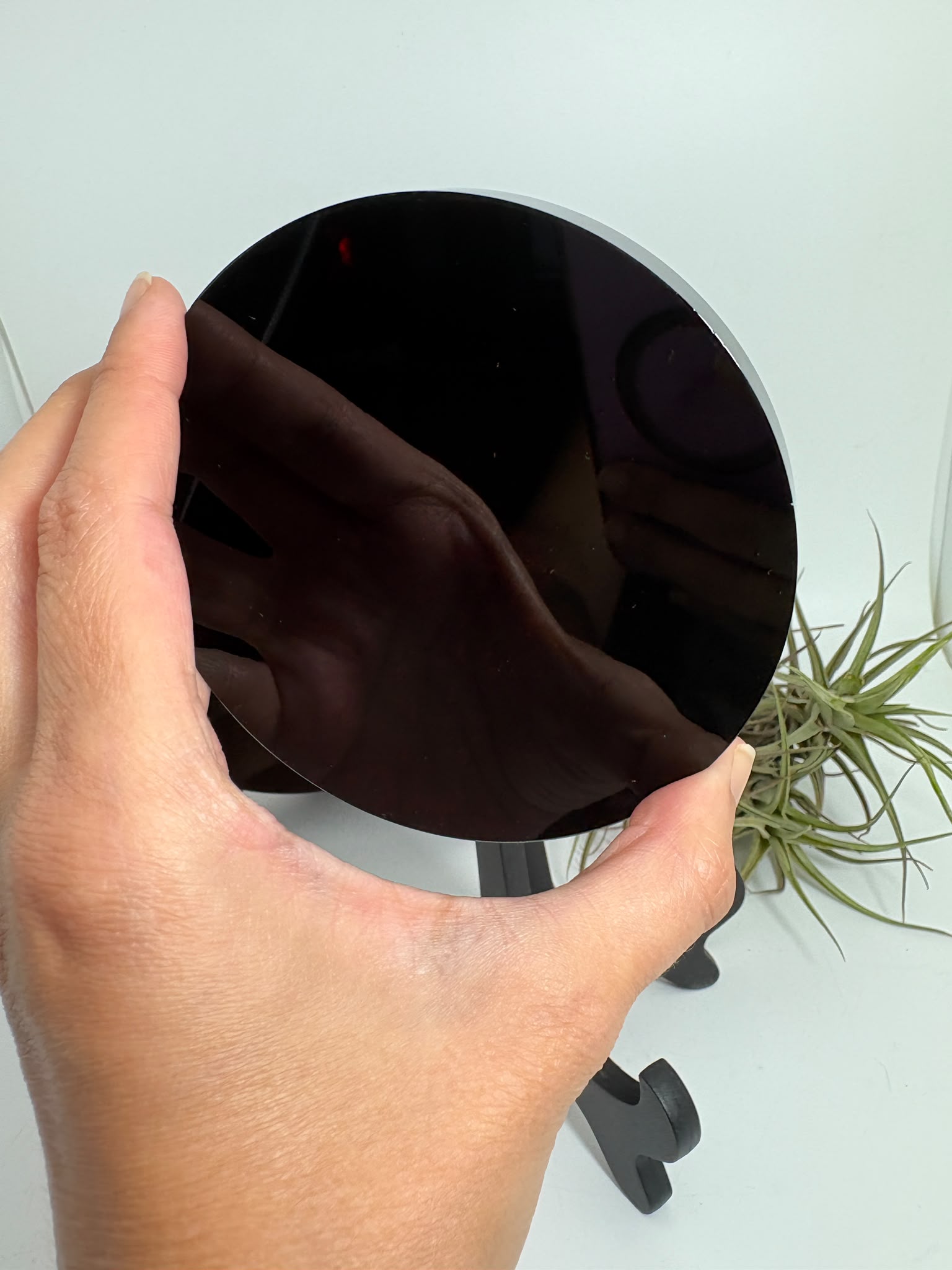Espejo elaborado en obsidiana negra de México de gran calidad, cuidadosamente pulido hasta conseguir una superficie lisa, brillante y con un excelente nivel de reflejo.