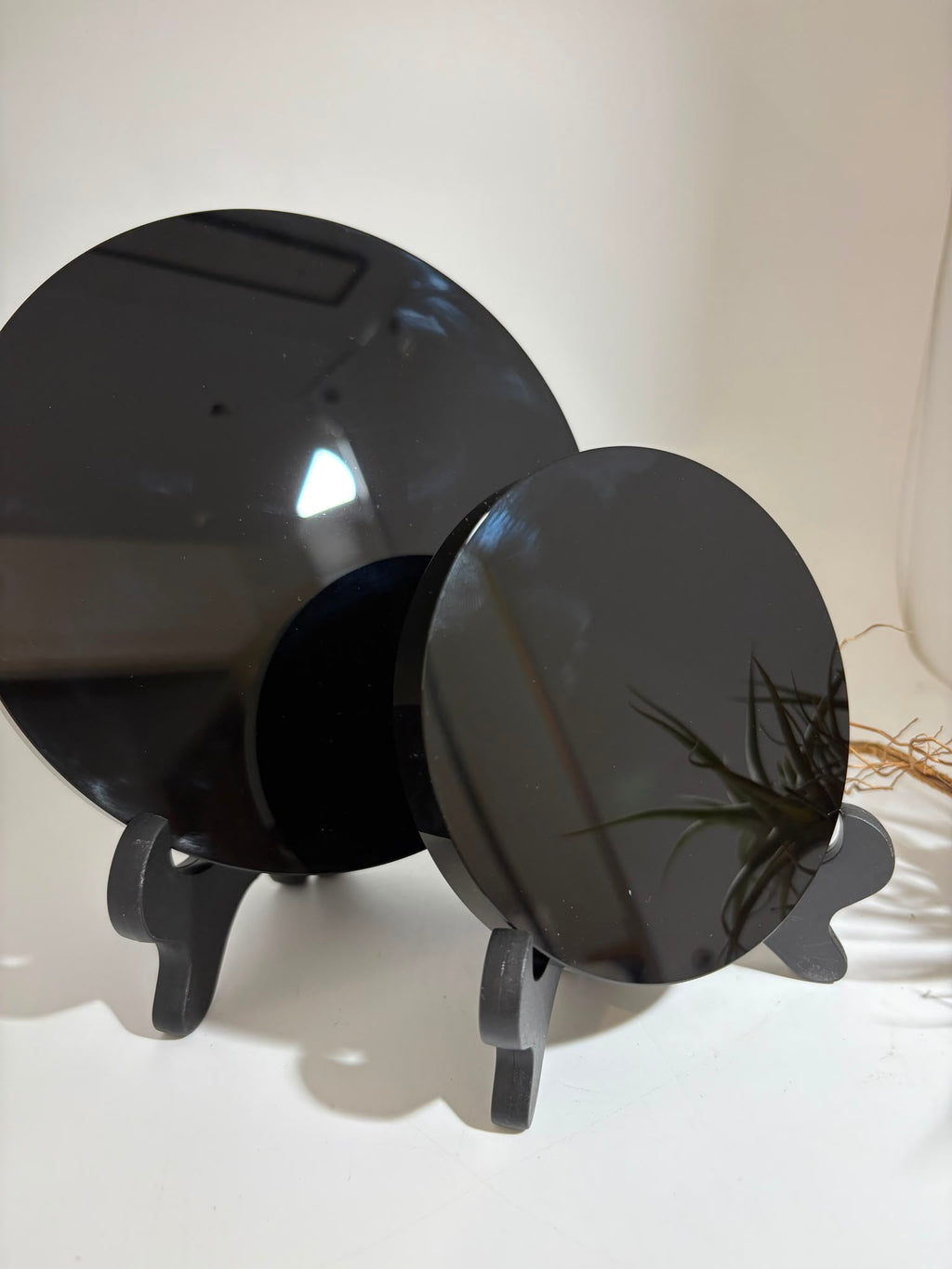 Espejo elaborado en obsidiana negra de México de gran calidad, cuidadosamente pulido hasta conseguir una superficie lisa, brillante y con un excelente nivel de reflejo.