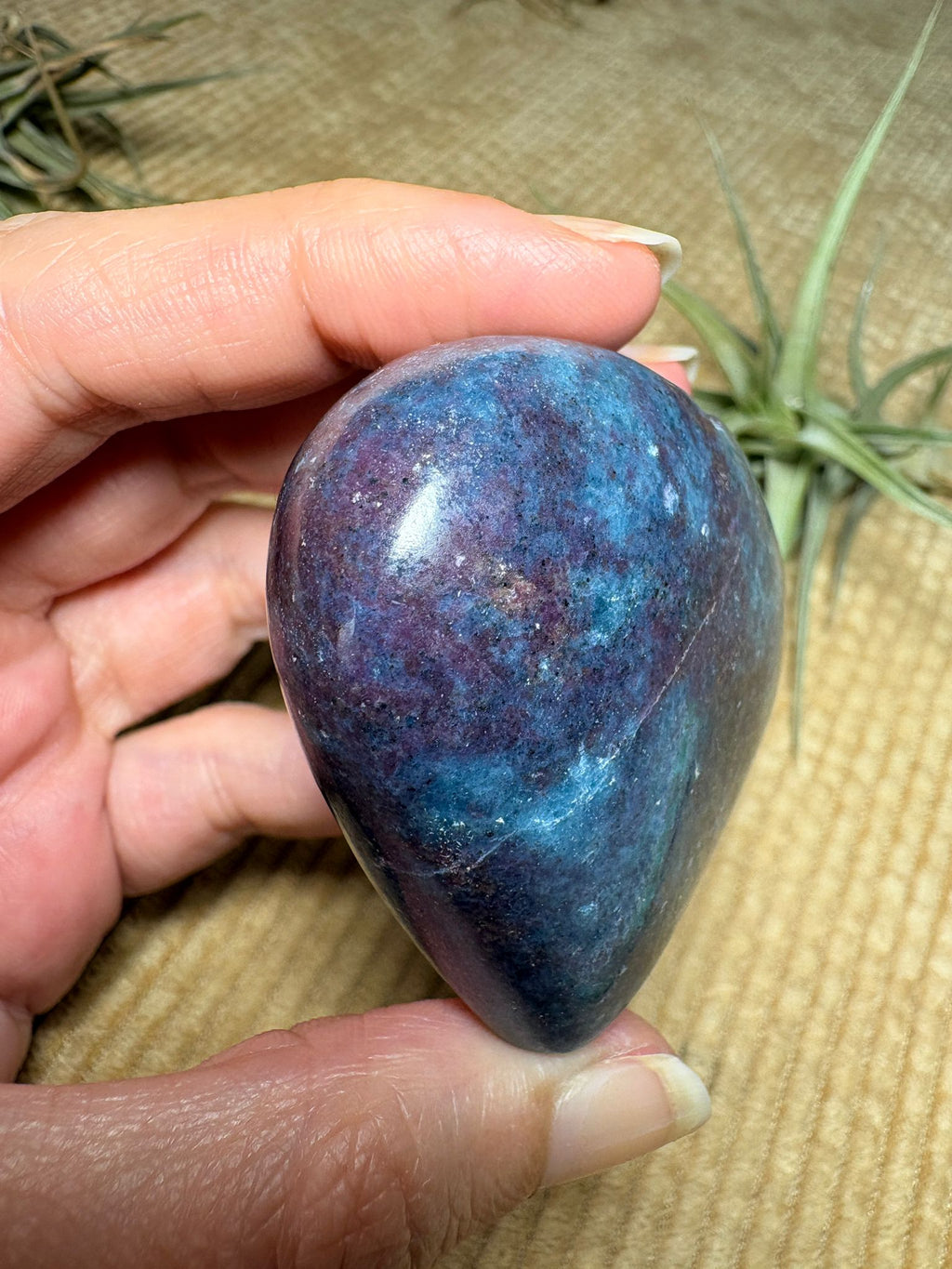 Corazón de cianita con rubí uv