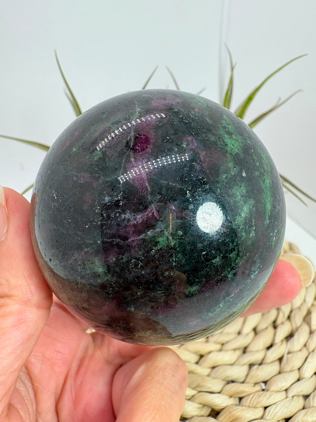 Esfera de zoisita con rubí