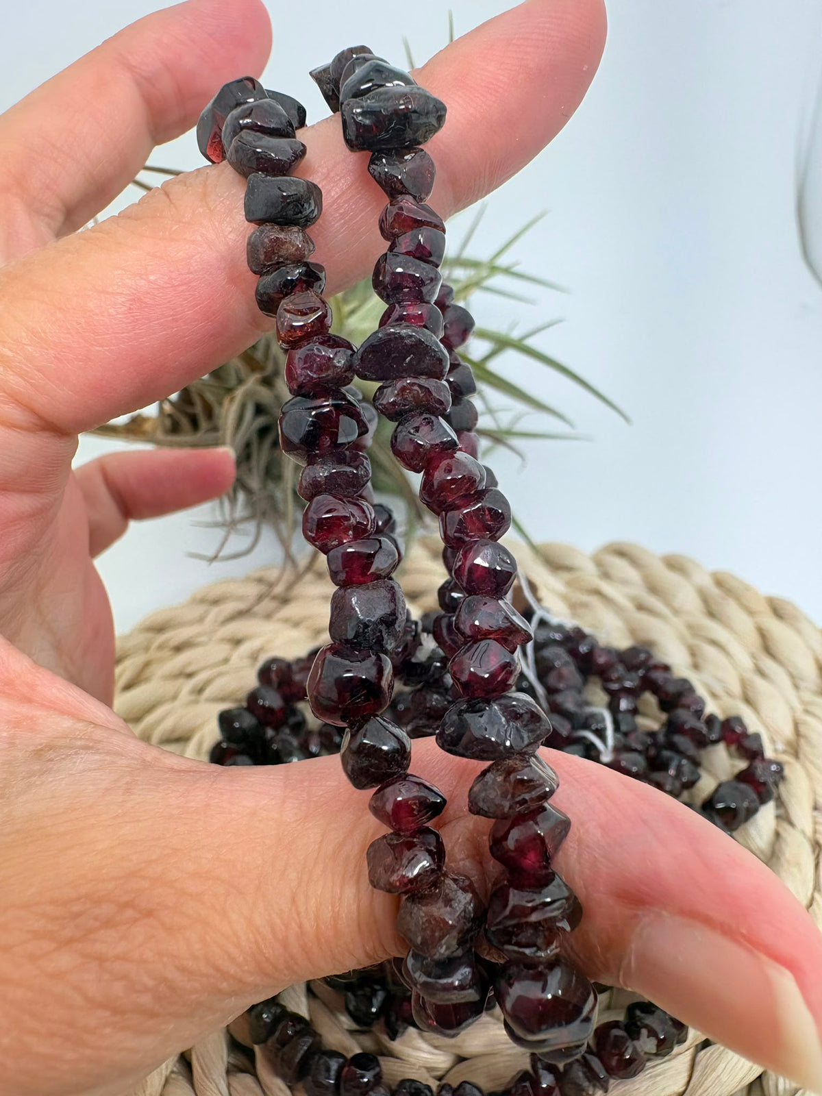 Pulsera elástica de granate natural con chips pulidos
