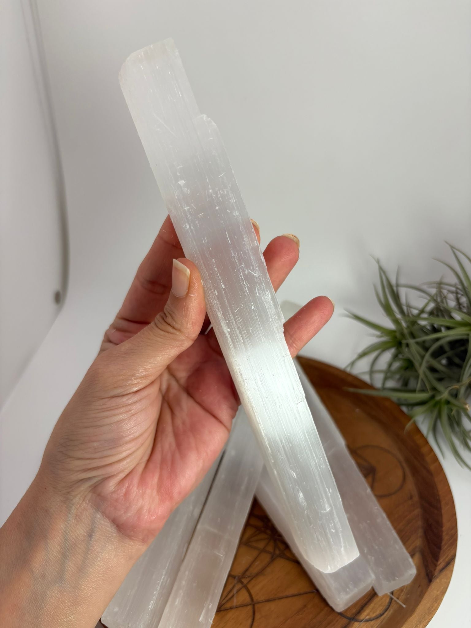 Barra de selenita natural para limpieza energética, meditación y armonización de minerales