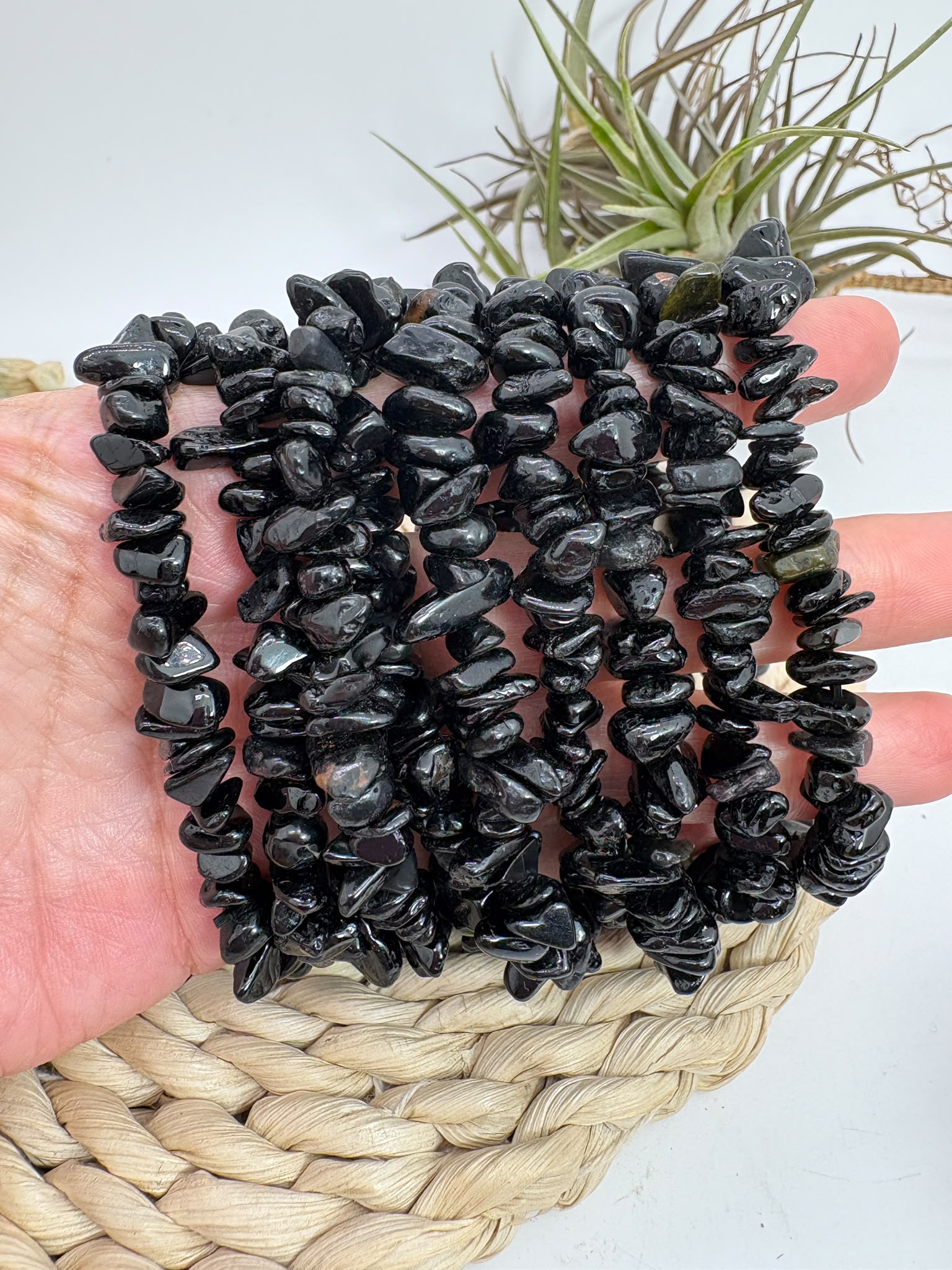 Pulsera de turmalina negra con chips pulidos