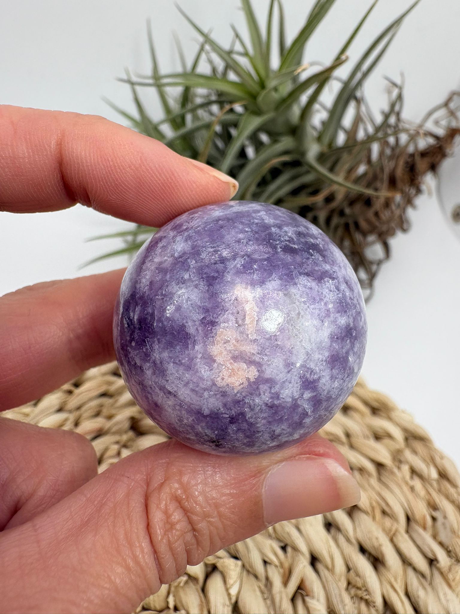 Esfera pequeña de lepidolita natural pulido
