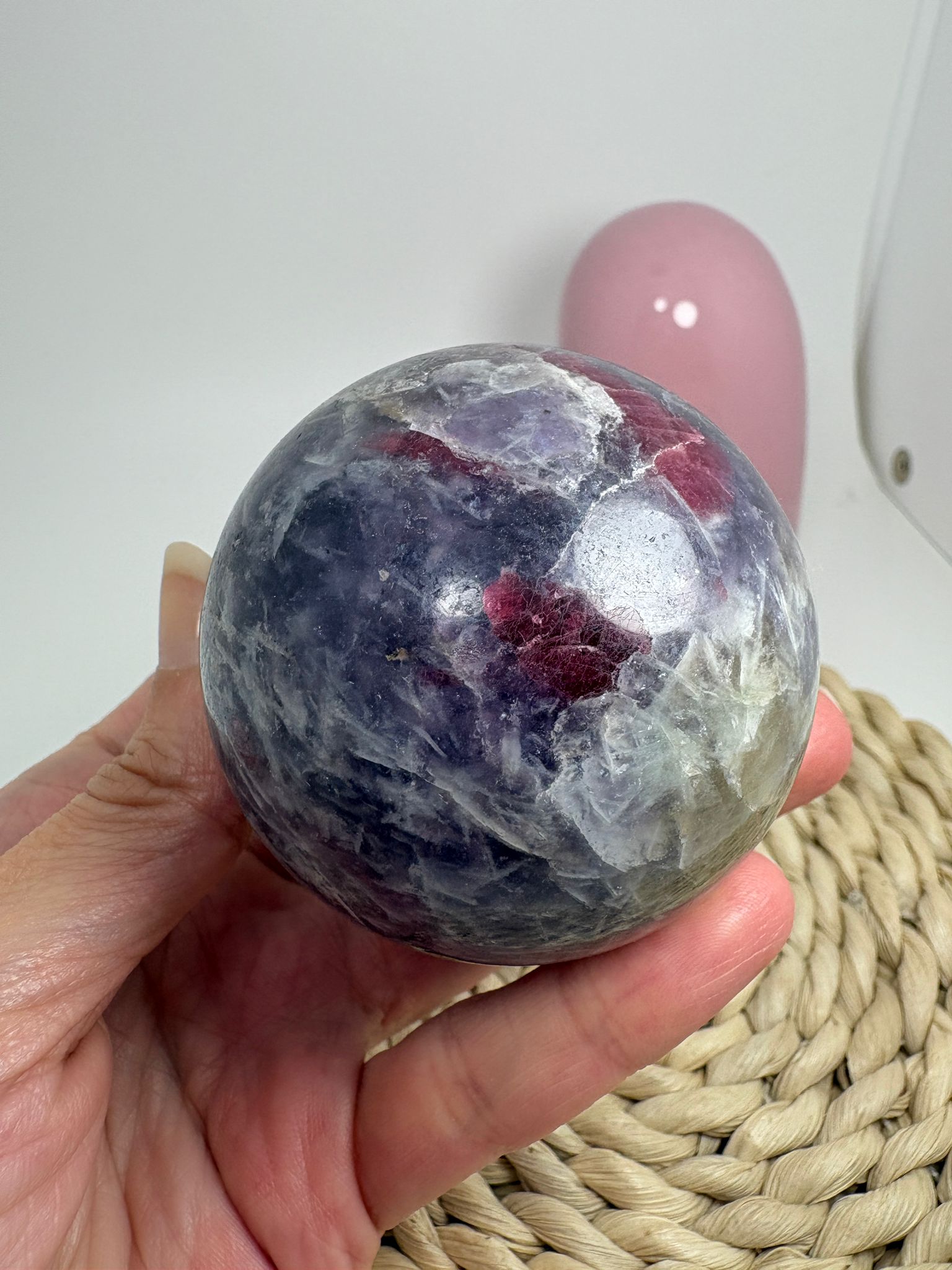 Esfera de lepidolita con inclusiones (piedra de unicornio)