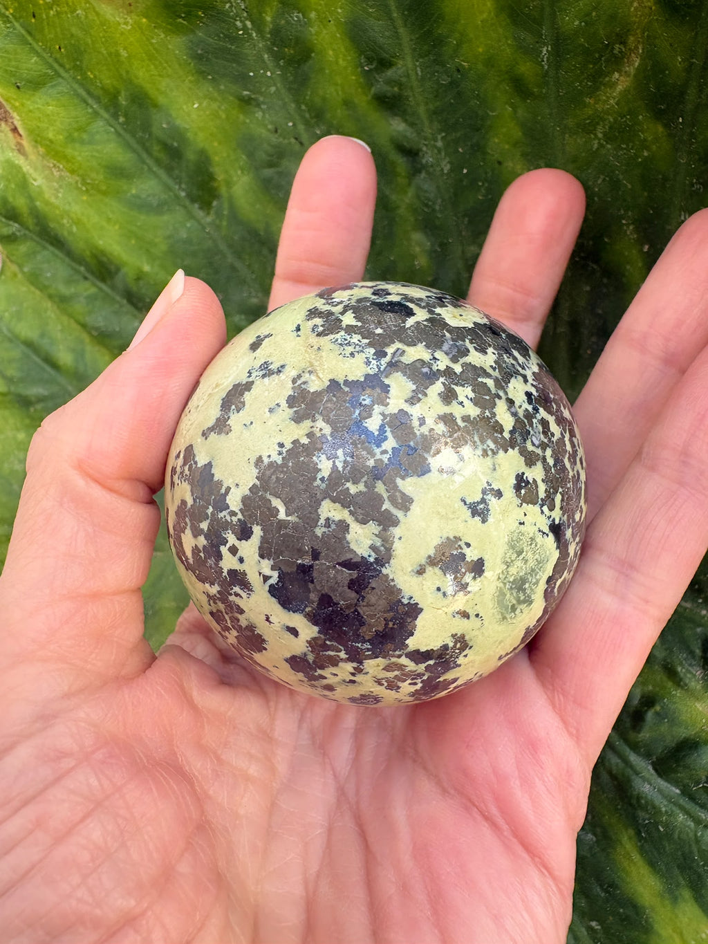 Esfera de serpentina con calcopirita de Perú - foto 8