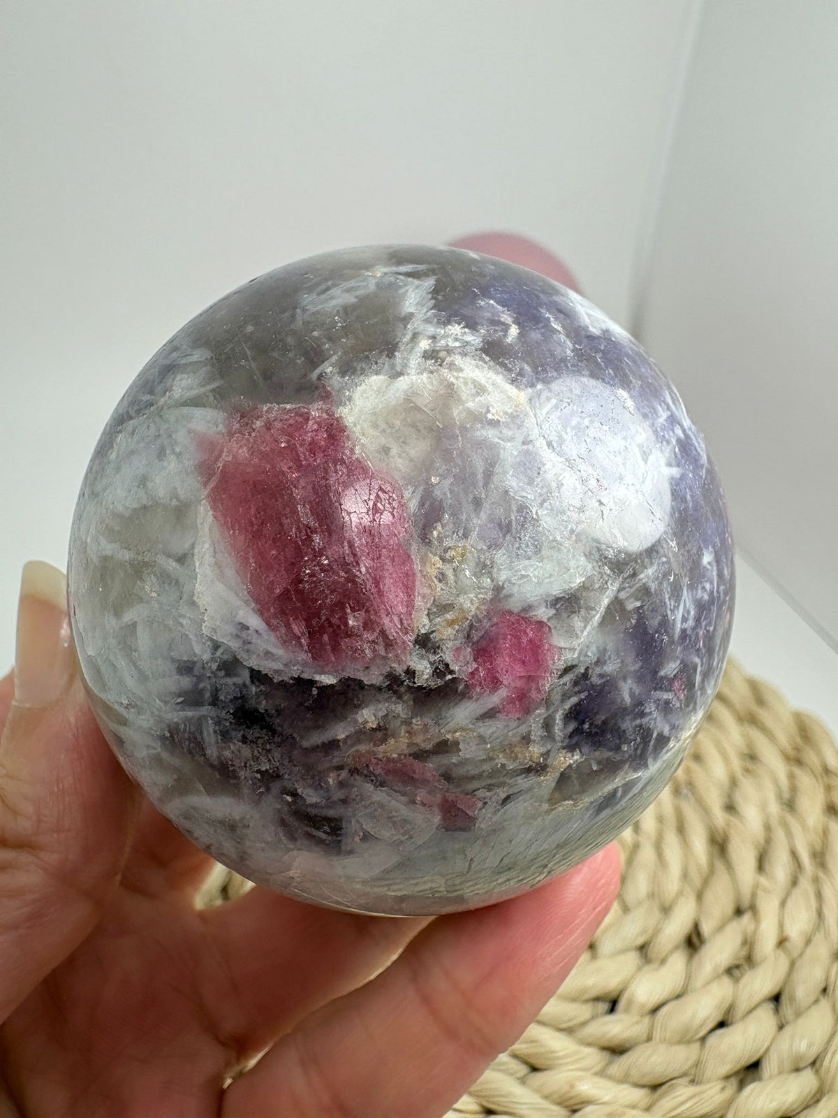 Esfera de lepidolita con inclusiones (piedra de unicornio)