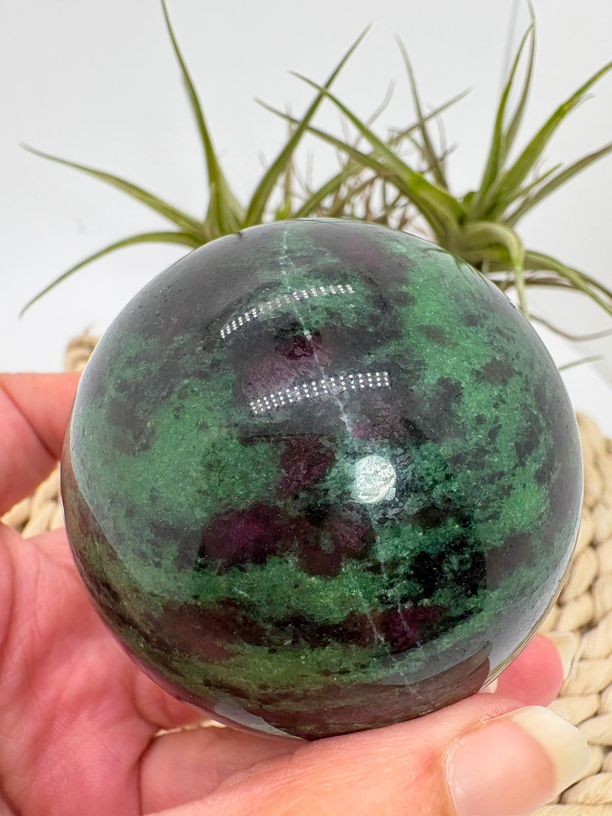 Esfera de zoisita con rubí
