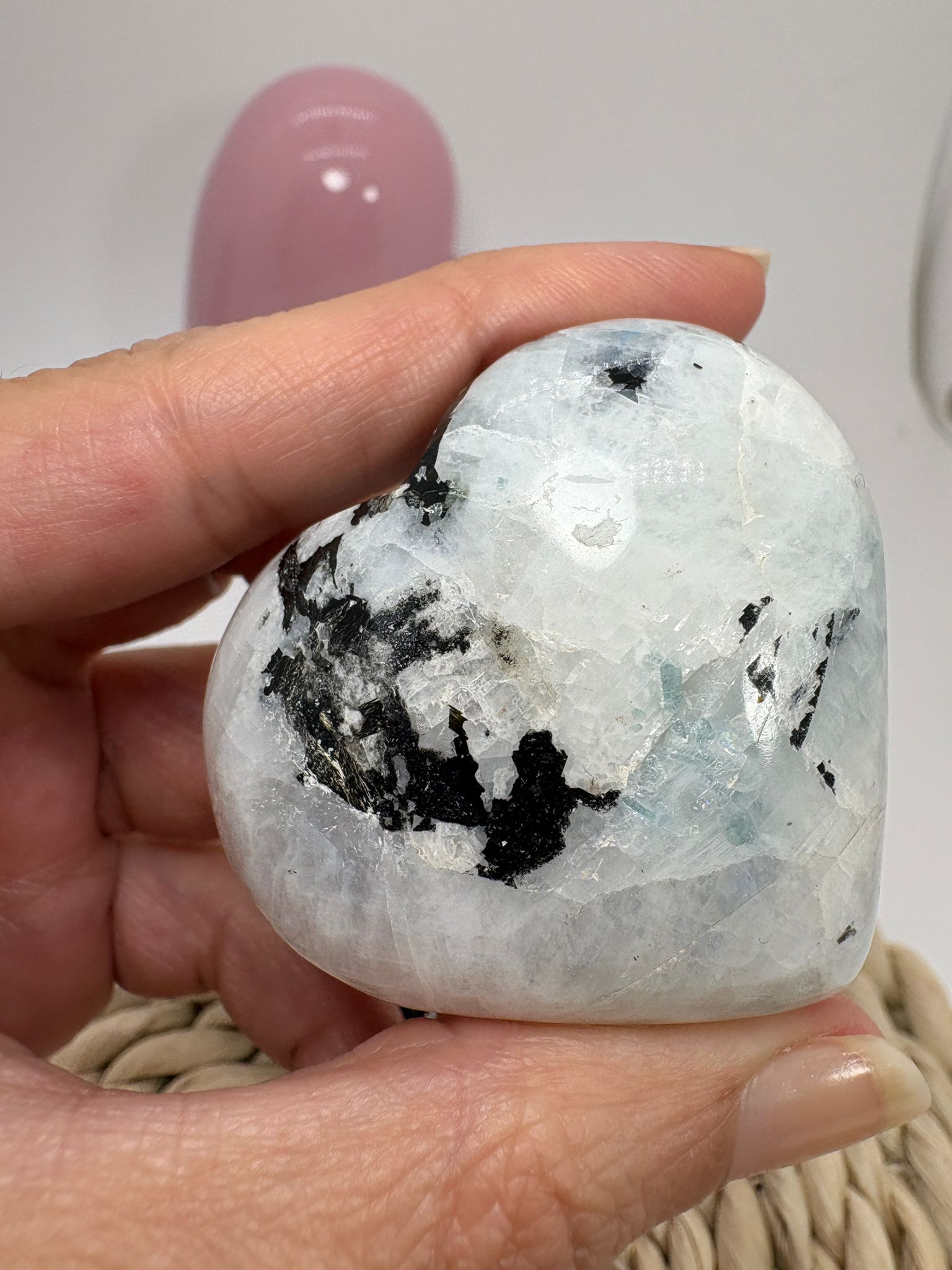 Corazón de piedra luna con mica biotita