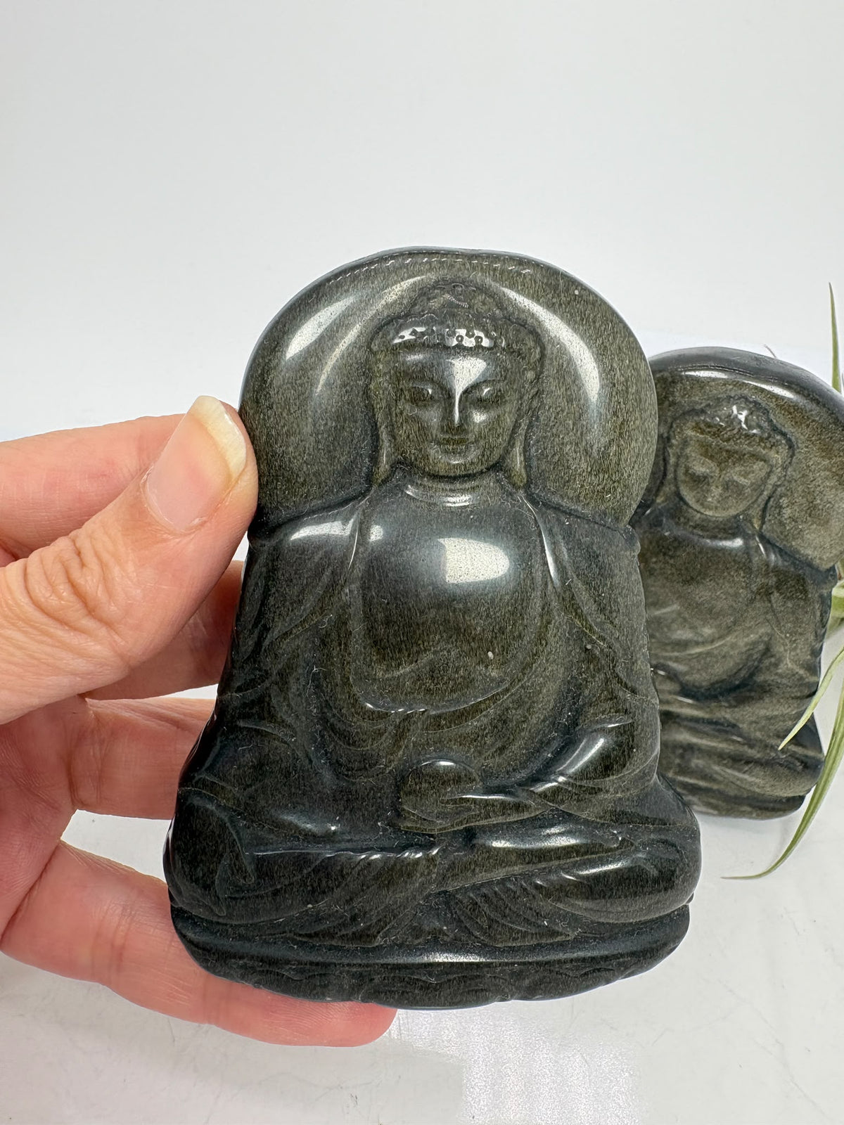 Buda de obsidiana plateada tallado a mano de 8,1 cm. Piezas escogidas con dedicación para regalar o meditar. Envío de una unidad aleatoria.