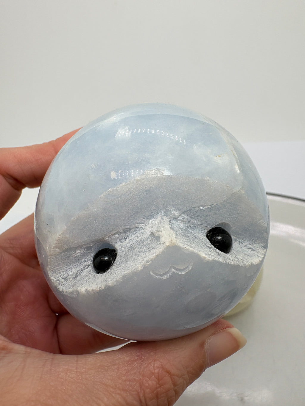Estos pequeños erizos de minerales, con sus formas redonditas y sus caritas tan simpáticas, son de esas piezas que te sacan una sonrisa al mirarlas. Cada uno tiene su propia personalidad gracias al color y los dibujos de la piedra.