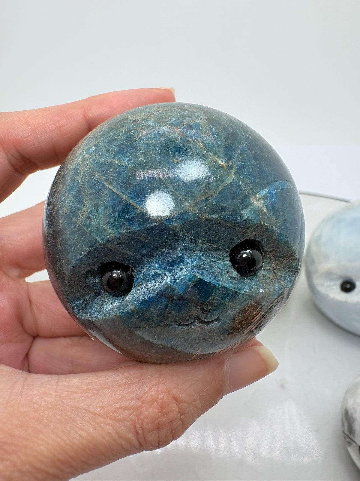 Estos pequeños erizos de minerales, con sus formas redonditas y sus caritas tan simpáticas, son de esas piezas que te sacan una sonrisa al mirarlas. Cada uno tiene su propia personalidad gracias al color y los dibujos de la piedra.