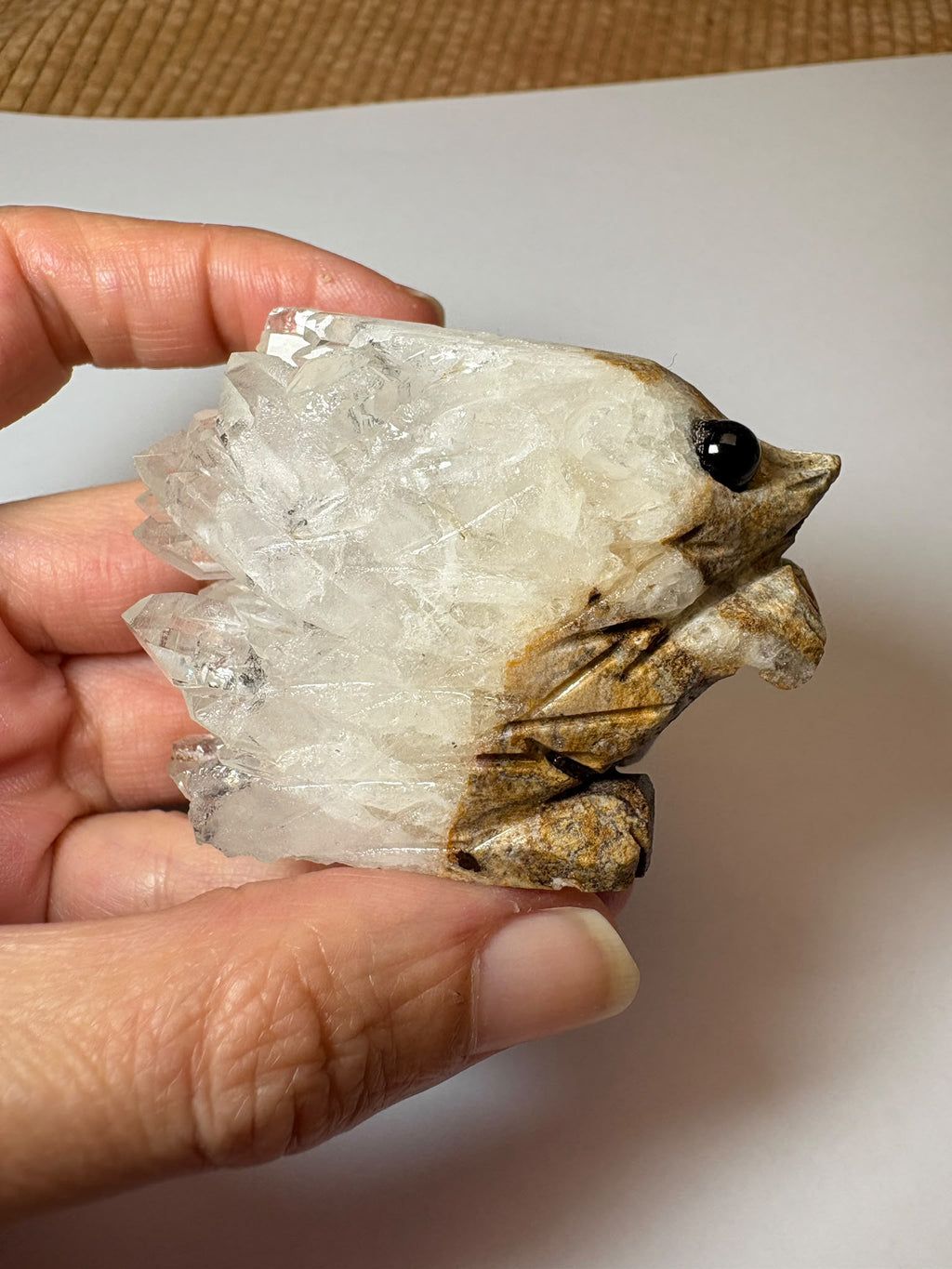 Erizo de cuarzo con cristales naturales, tonos tierra y una encantadora expresión. Una figura especial para decorar o regalar.