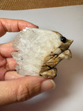 Erizo de cuarzo con cristales naturales, tonos tierra y una encantadora expresión. Una figura especial para decorar o regalar.