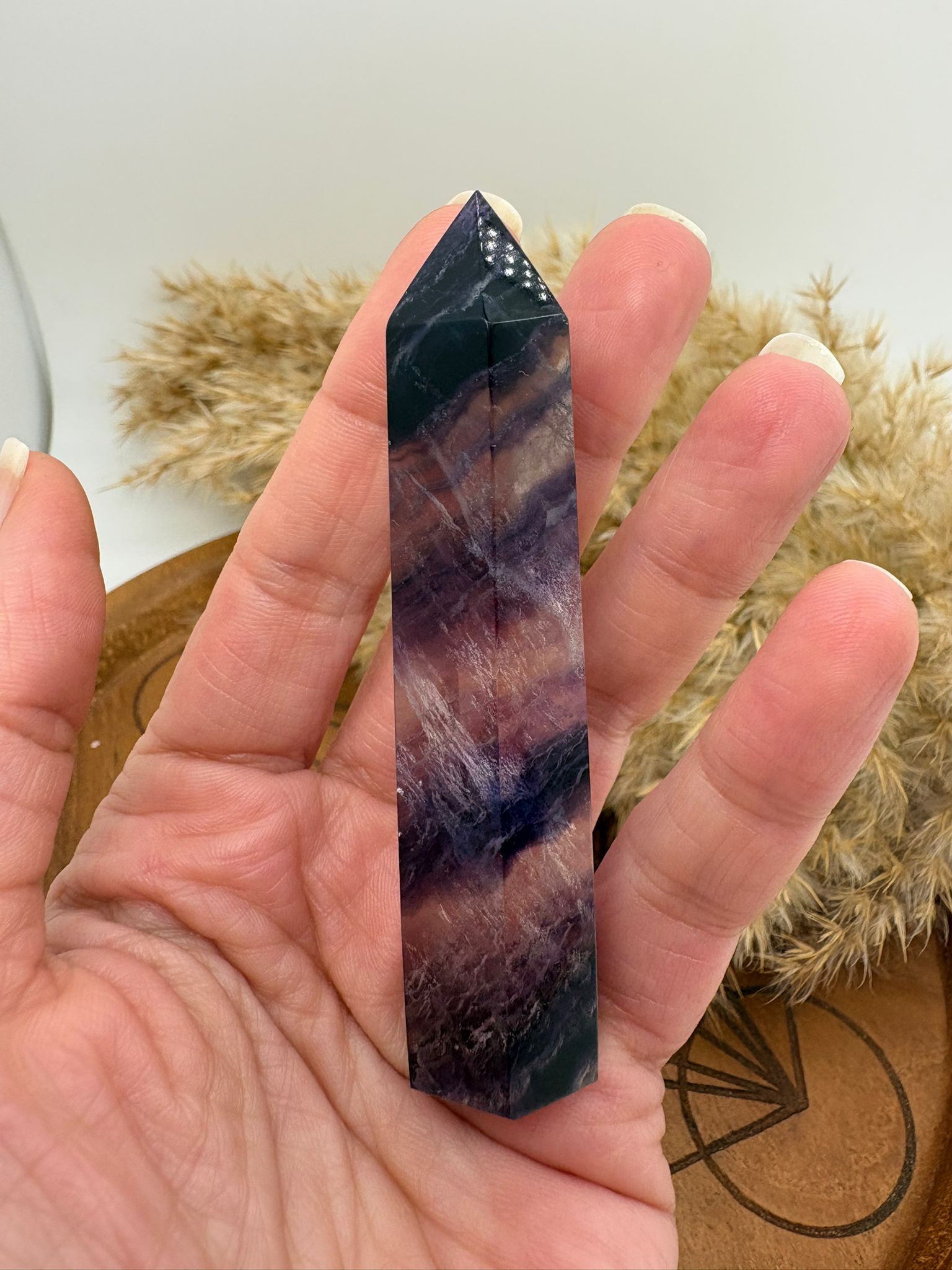 Punta de fluorita natural muy cristalina y de gran calidad. Pieza única ideal para aportar claridad mental, concentración y equilibrio en tu día a día.