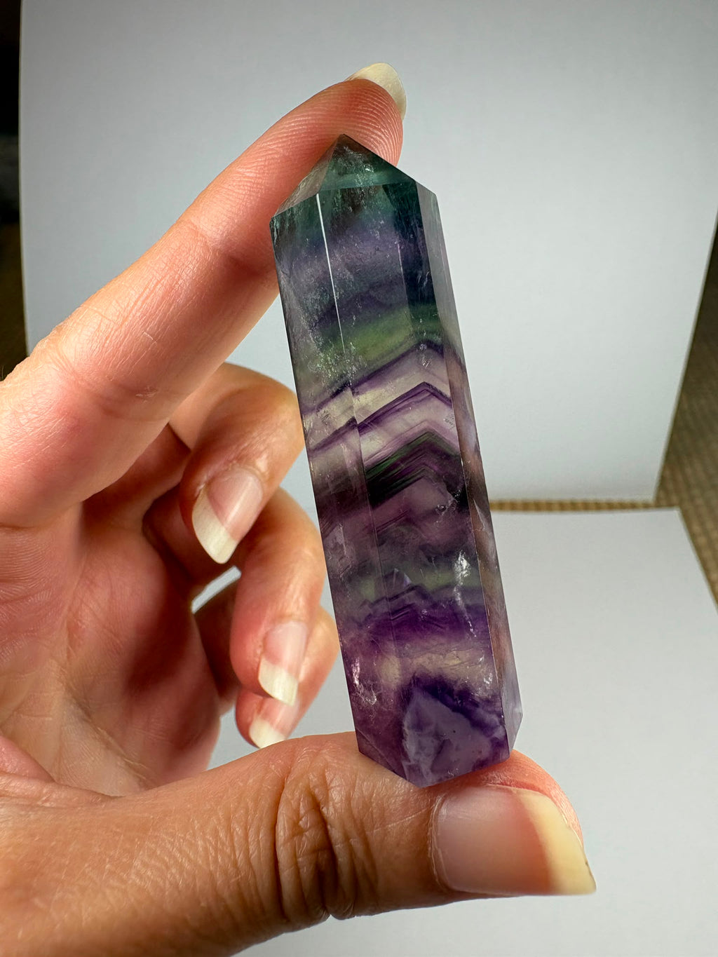 Punta de fluorita arcoíris natural pulida de 6 × 1,5 cm. Pieza única con hermosas bandas de color, ideal para colección, decoración o meditación