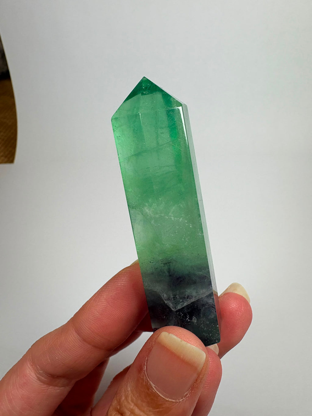 Punta de fluorita arcoíris natural pulida de 6 × 1,5 cm. Pieza única con hermosas bandas de color, ideal para colección, decoración o meditación
