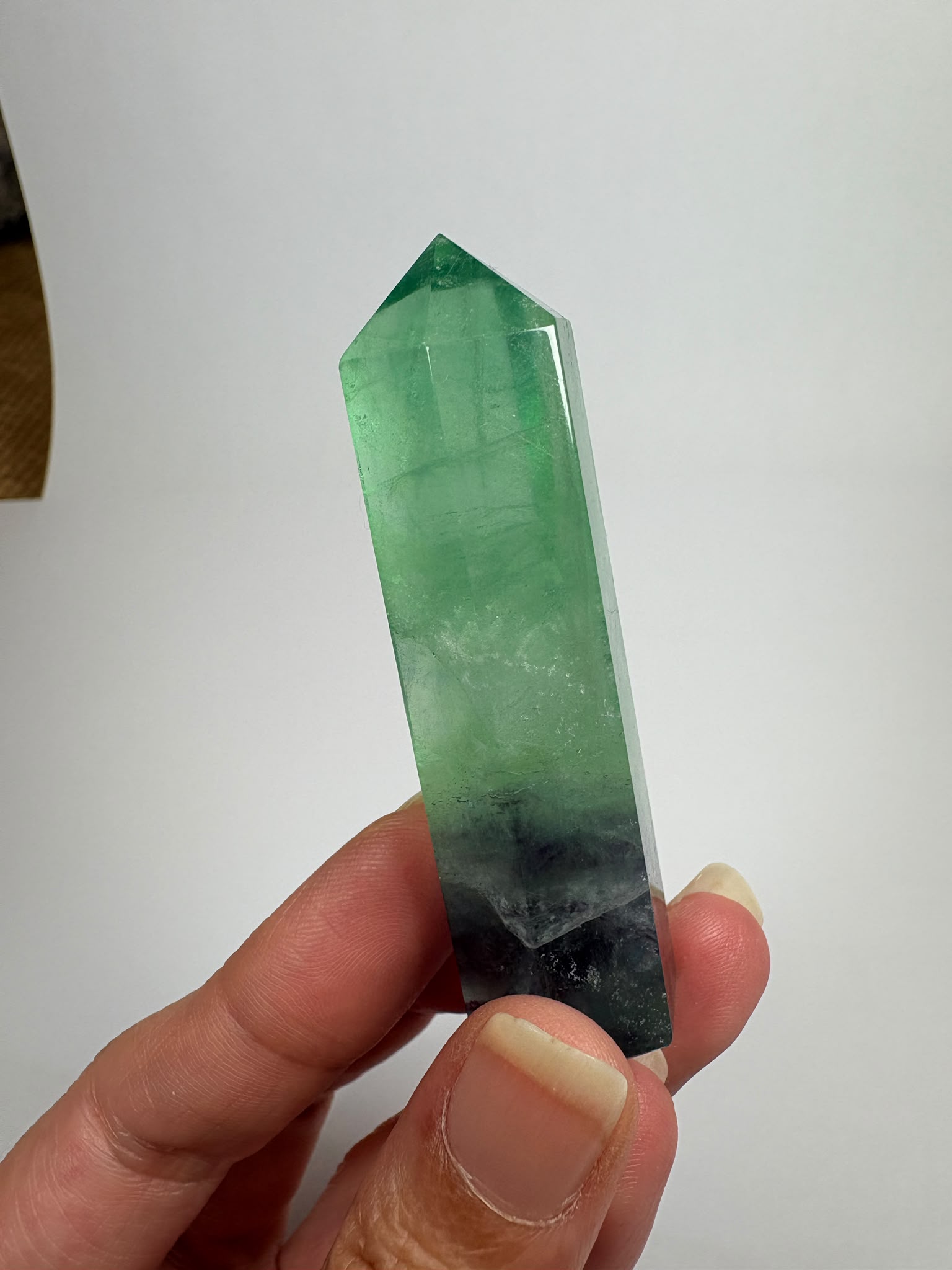 Punta de fluorita arcoíris natural pulida de 6 × 1,5 cm. Pieza única con hermosas bandas de color, ideal para colección, decoración o meditación