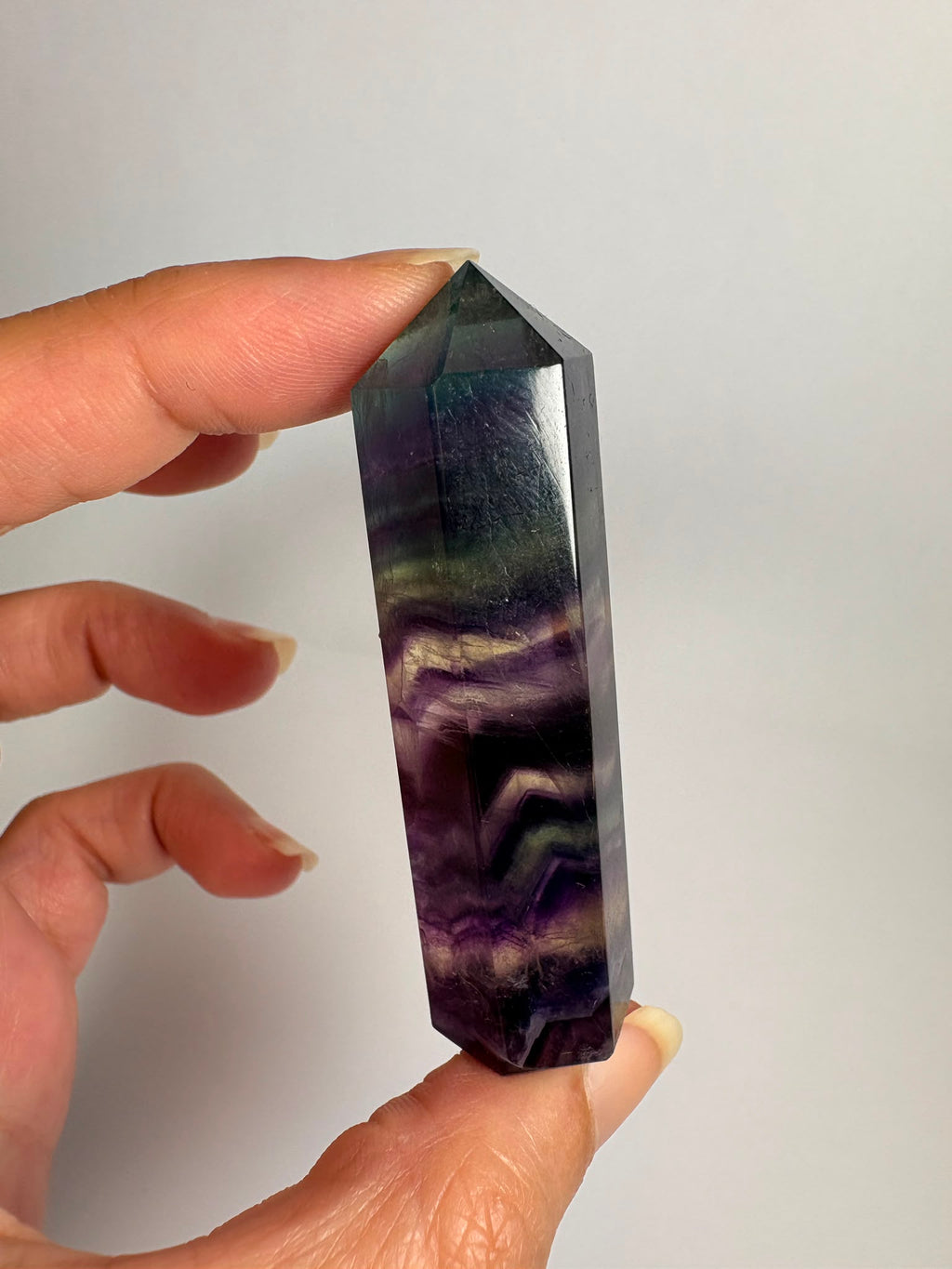 Punta de fluorita arcoíris natural pulida de 6 × 1,5 cm. Pieza única con hermosas bandas de color, ideal para colección, decoración o meditación