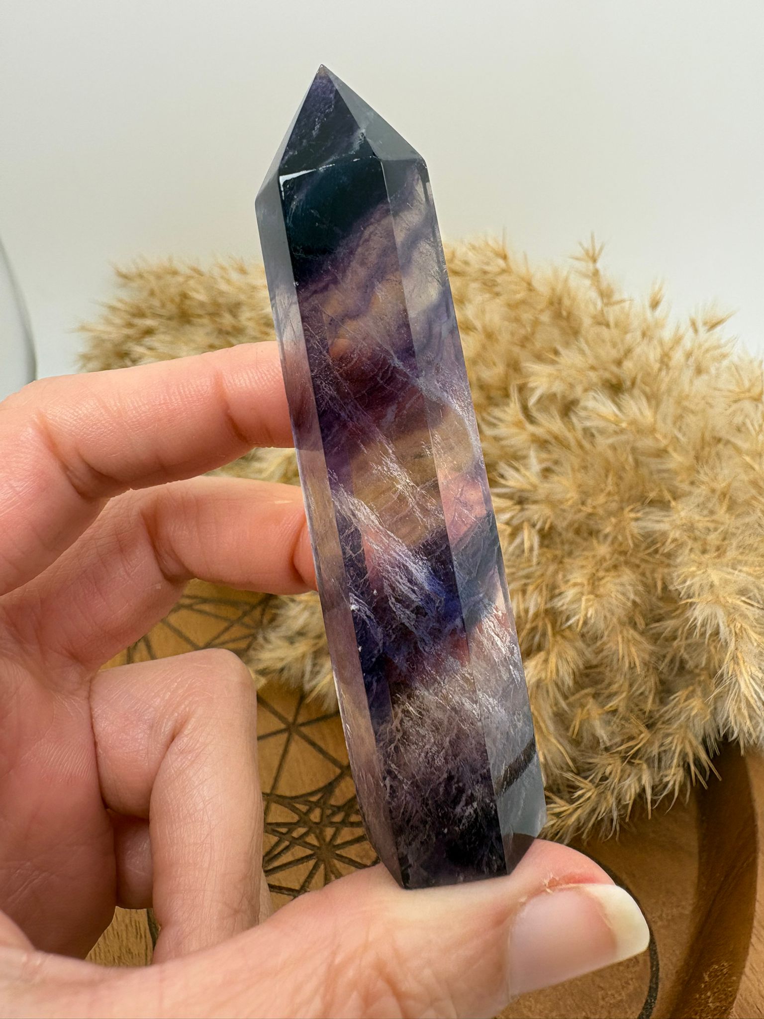 Punta de fluorita natural muy cristalina y de gran calidad. Pieza única ideal para aportar claridad mental, concentración y equilibrio en tu día a día.