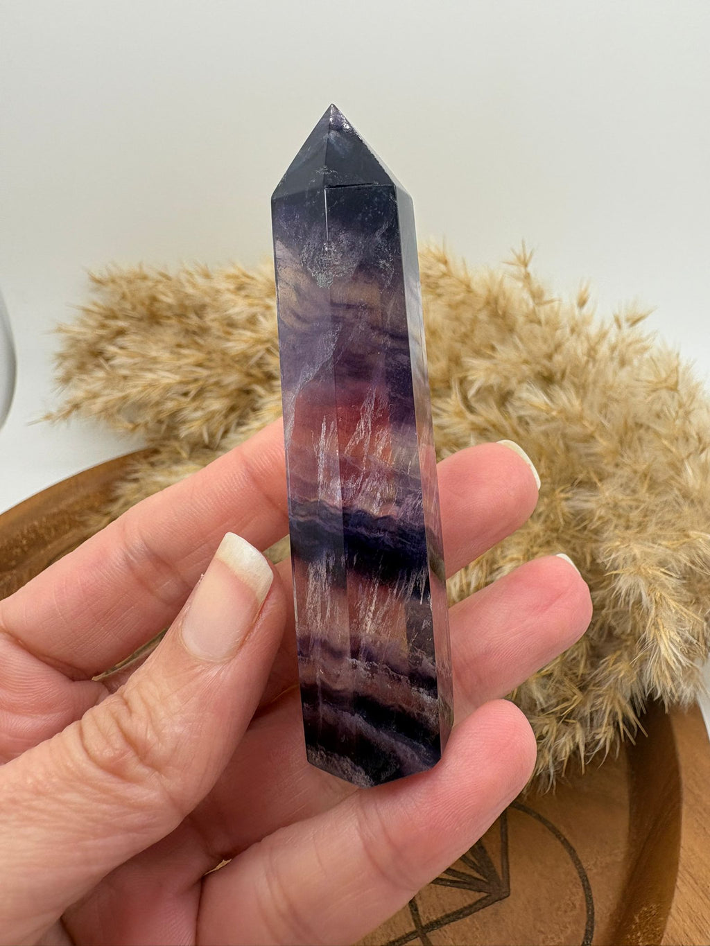 Punta de fluorita natural muy cristalina y de gran calidad. Pieza única ideal para aportar claridad mental, concentración y equilibrio en tu día a día.