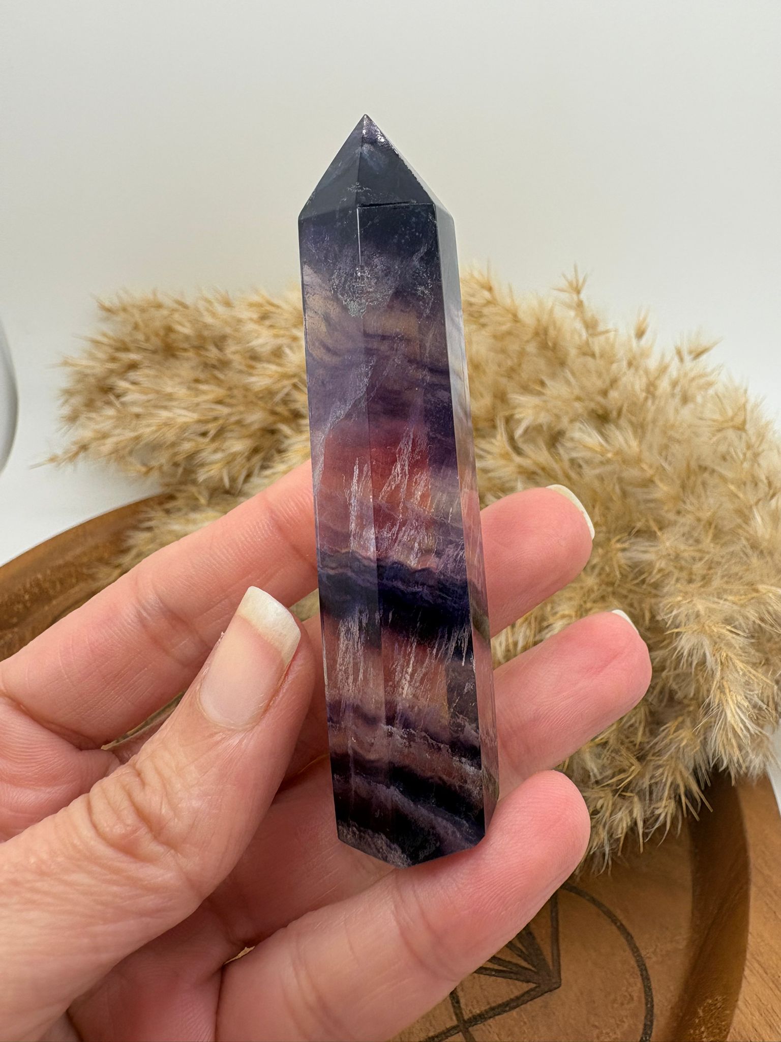 Punta de fluorita natural muy cristalina y de gran calidad. Pieza única ideal para aportar claridad mental, concentración y equilibrio en tu día a día.