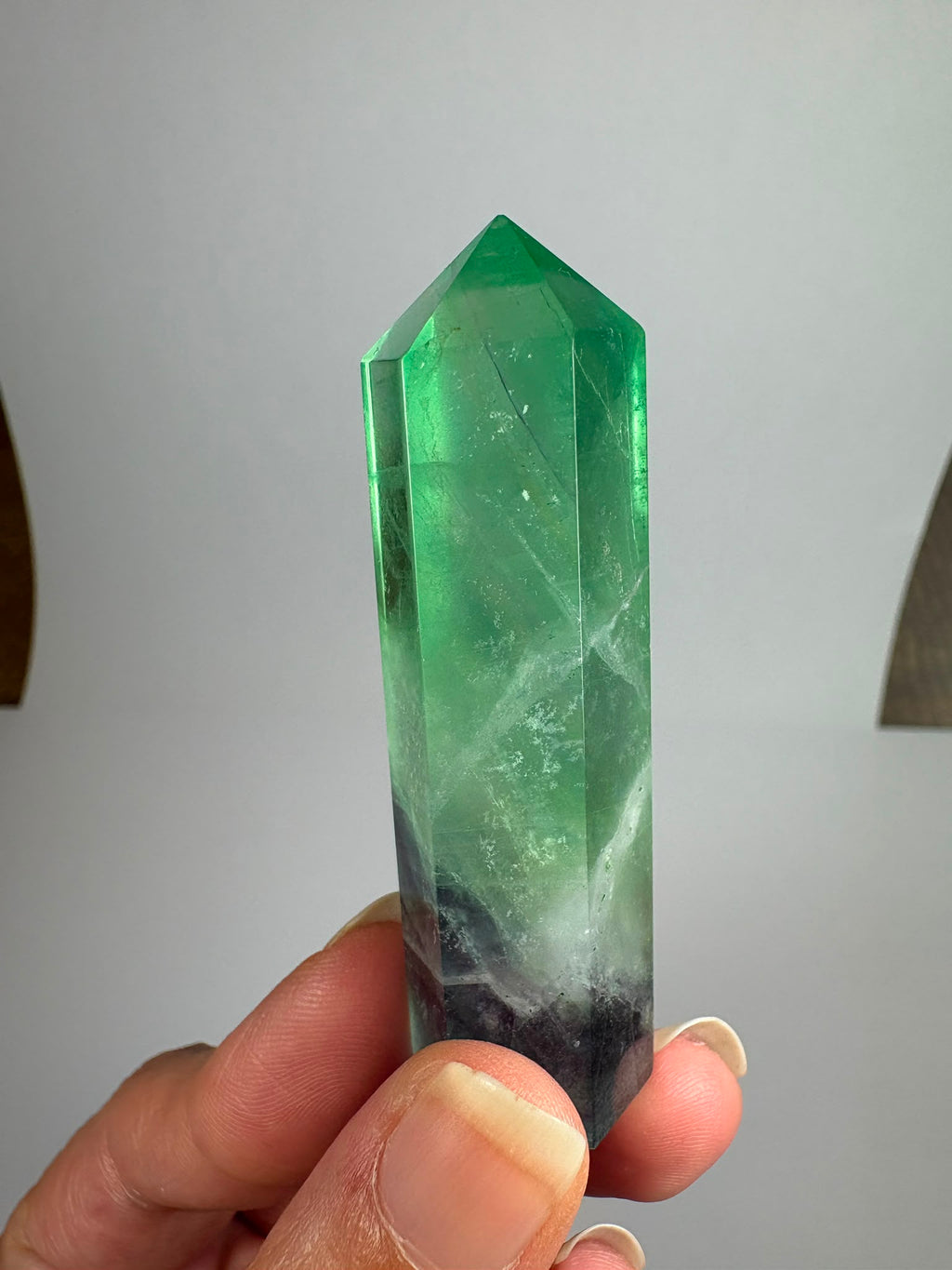 Punta de fluorita arcoíris natural pulida de 6 × 1,5 cm. Pieza única con hermosas bandas de color, ideal para colección, decoración o meditación