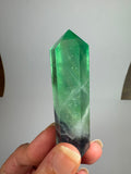 Punta de fluorita arcoíris natural pulida de 6 × 1,5 cm. Pieza única con hermosas bandas de color, ideal para colección, decoración o meditación