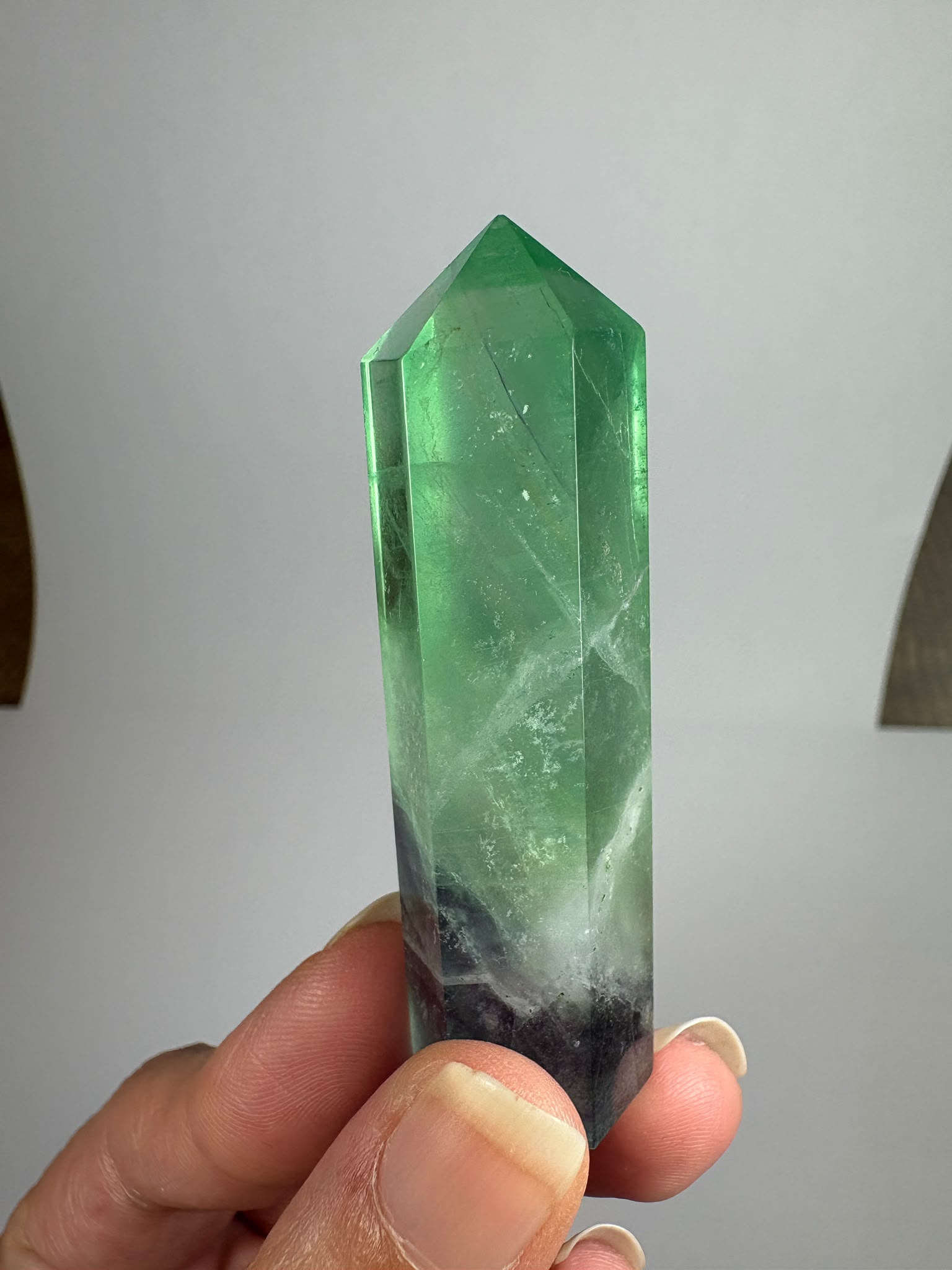 Punta de fluorita arcoíris natural pulida de 6 × 1,5 cm. Pieza única con hermosas bandas de color, ideal para colección, decoración o meditación