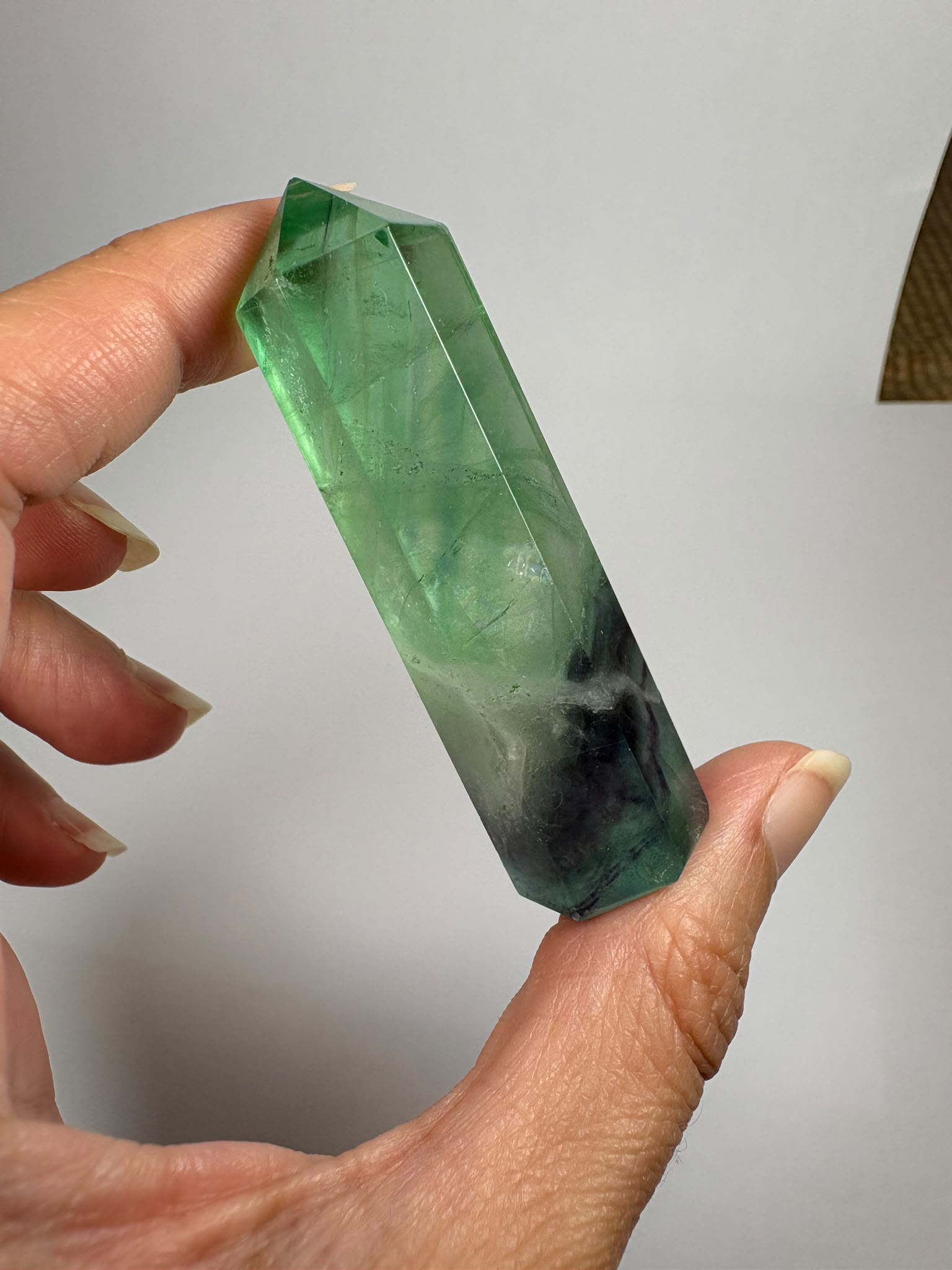 Punta de fluorita arcoíris natural pulida de 6 × 1,5 cm. Pieza única con hermosas bandas de color, ideal para colección, decoración o meditación