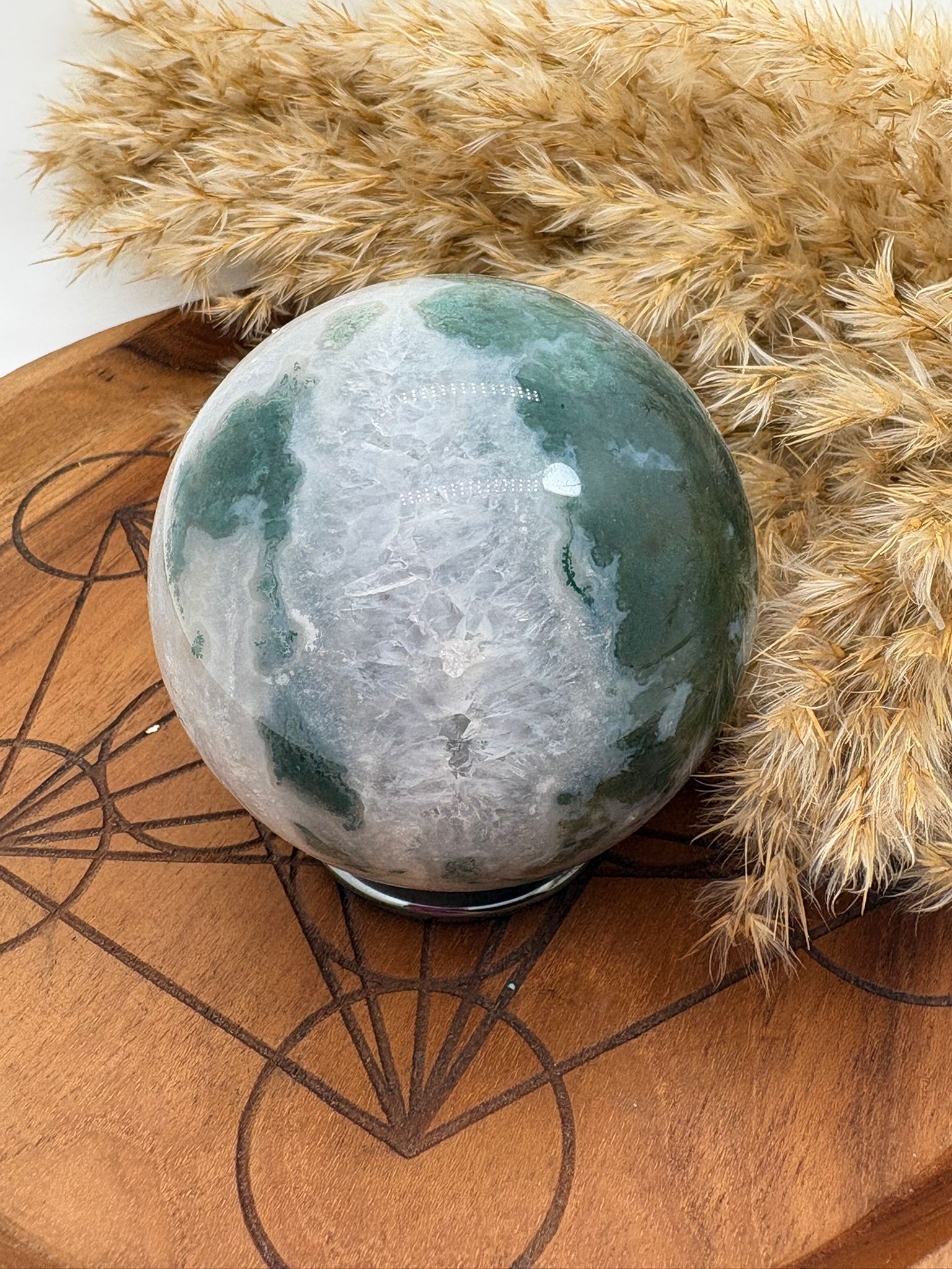Esfera de ágata musgo natural de 6,8 cm y 440 gr. Pieza única con preciosos tonos verdes y blancos, ideal para decoración, equilibrio y conexión con la naturaleza.