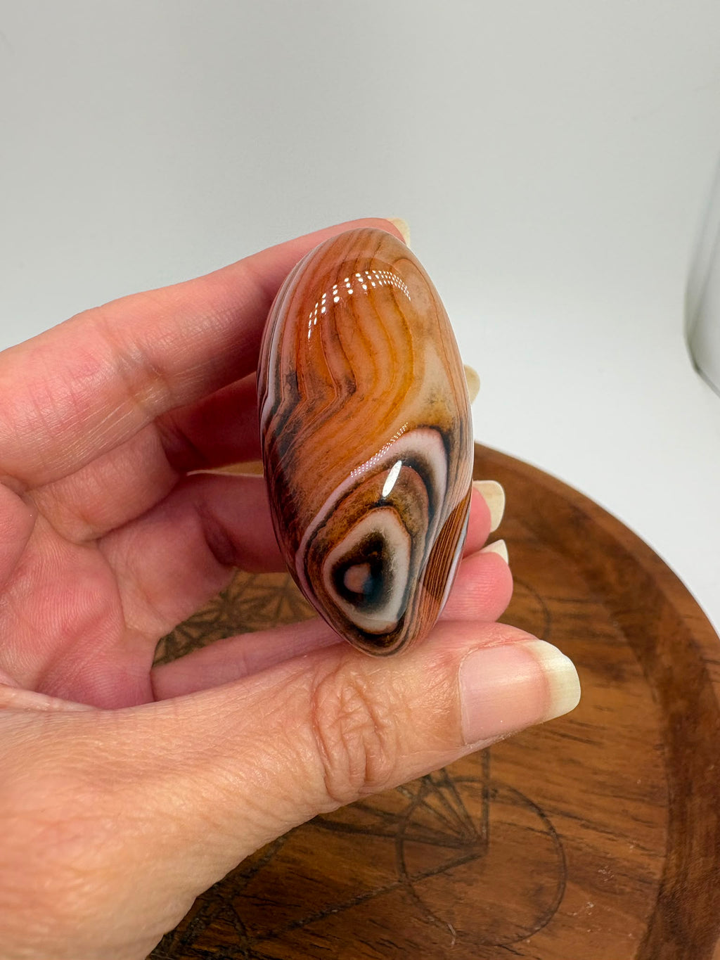 
Ágata Sardónice natural de Madagascar, pulida y de pieza única. Descubre sus elegantes bandas naturales y añade un mineral exclusivo a tu colección.