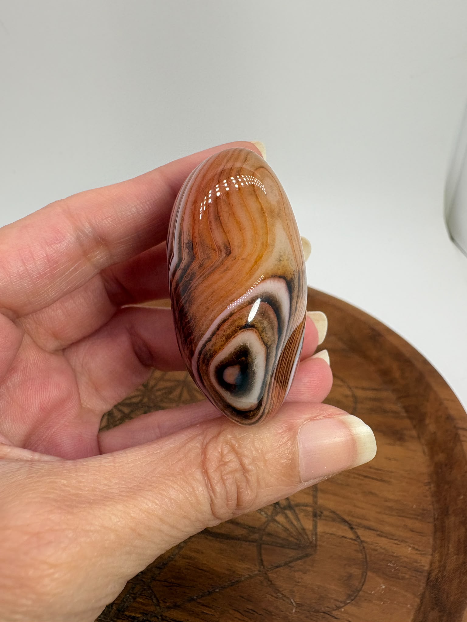 
Ágata Sardónice natural de Madagascar, pulida y de pieza única. Descubre sus elegantes bandas naturales y añade un mineral exclusivo a tu colección.