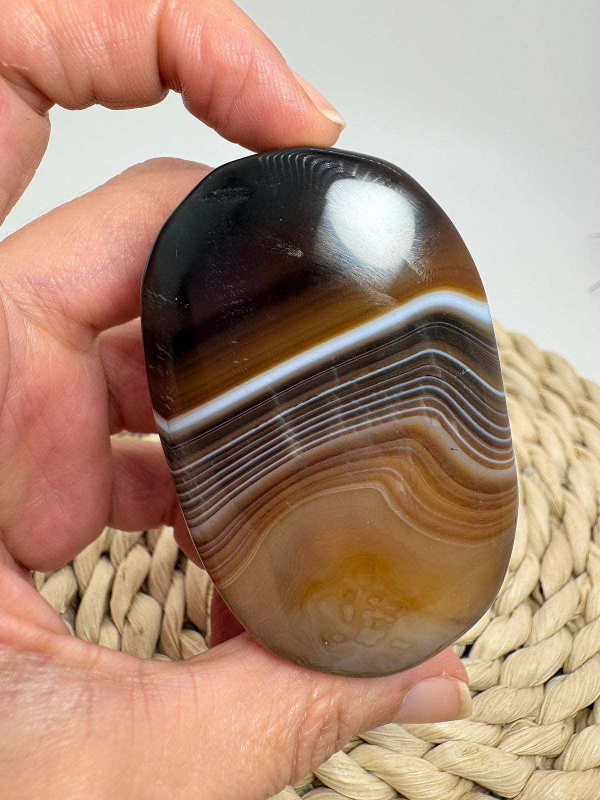 Ágata de Botswana pulida con preciosas bandas marrones, grises y blancas. Una pieza única para meditar, regalar o decorar tu espacio.