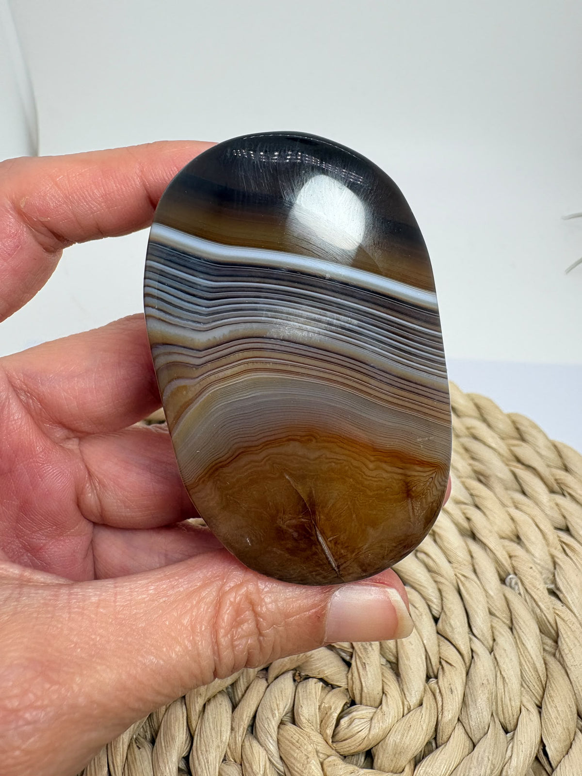 Ágata de Botswana pulida con preciosas bandas marrones, grises y blancas. Una pieza única para meditar, regalar o decorar tu espacio.