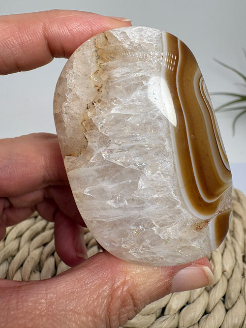 Ágata de Botswana pulida con preciosas bandas marrones, grises y blancas. Una pieza única para meditar, regalar o decorar tu espacio.